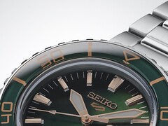 Närbild av Seiko 5 Sports SKX HDB005 som framhäver dess mörkgröna urtavla