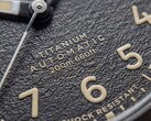 Närbild på Timex Expedition Field Post Titaniums strukturerade svarta urtavla med arabiska siffror, självlysande visare och markörer samt datumfönster.