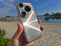 Med sin högglansiga yta är Pura 80 Ultra mycket känslig för fingeravtryck. Bra att Huawei inkluderar ett skyddsfodral. (Bildkälla: Notebookcheck)