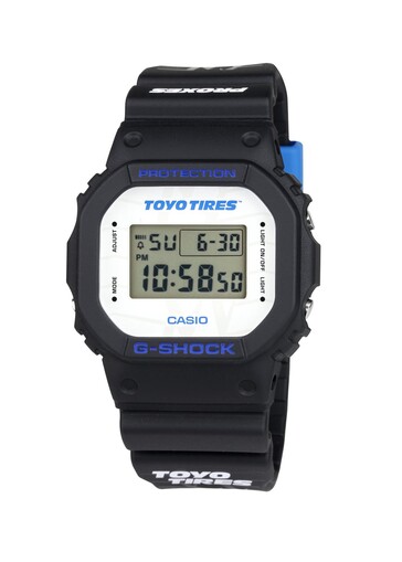 Den vita urtavlan har Toyo Tires-varumärke, medan blå bokstäver ger kontrast till den klassiska fyrkantiga G-Shock-designen.