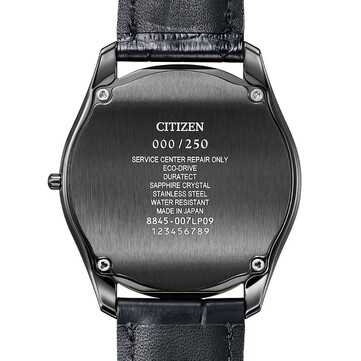 Vy över baksidan på Citizen Eco-Drive One AQ5025-04N, som visar det borstade svarta boettlocket, numreringen för den begränsade upplagan och de ingraverade specifikationerna.