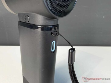 USB-C-port och handledsrem på baksidan