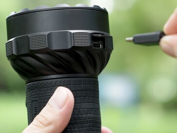 Olight Marauder 3 med dubbelriktad USB-C-anslutning kan användas för att ladda mobiltelefoner och elektroniska enheter.