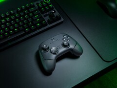 Den trådlösa PC-kontrollen Razer Wolverine V3 Pro 8K visas på skrivbordet (Bildkälla: Razer PR)