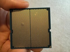 En användare har delat bilder på en utbuktning i sin Ryzen 9 9950X3D CPU som var ihopkopplad med ett ASRock-moderkort. (Bildkälla: I_fliu på Reddit)