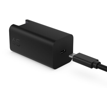 HP 65W GaN väggladdare med USB-C-port visas ansluten till en USB-C-kabel (Bildkälla: HP)