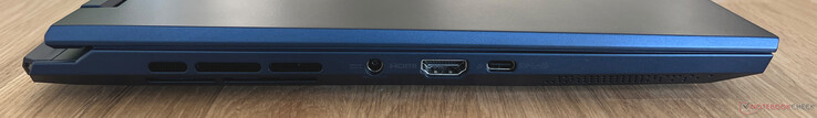 Vänster: Strömförsörjning, HDMI 2.1, USB-C 3.2 Gen.2 (10 GBit/s, DisplayPort ALT-läge, Power Delivery)