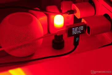 Geardons strömförsörjning levererar rätt spänning, men HomePod Mini fungerar fortfarande inte. (Foto: Andreas Sebayang/Notebookcheck.com)