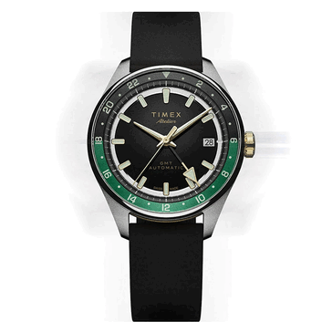 Timex Atelier GMT Première M1a med svart urtavla, grön 24-timmars GMT-ring och svart NBR-gummirem.