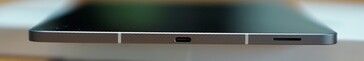 Höger sida: USB-C-port, högtalare