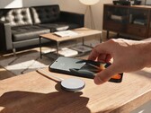 Moto Snap Wireless Charger levererar 25 W till Qi 2.2-kompatibla mobiltelefoner och 30 W till Motorola-telefoner som använder företagets egenutvecklade protokoll.