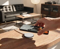 Moto Snap Wireless Charger levererar 25 W till Qi 2.2-kompatibla mobiltelefoner och 30 W till Motorola-telefoner som använder företagets egenutvecklade protokoll.