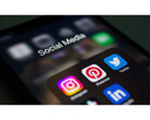 Närbild av en smartphoneskärm som visar olika appar för sociala medier i en mapp. (Bildkälla: Bastian Riccardi på Pexels)