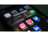 Närbild av en smartphoneskärm som visar olika appar för sociala medier i en mapp. (Bildkälla: Bastian Riccardi på Pexels)