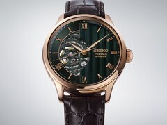 Närbild på den gröna urtavlan på Seiko Presage HCB007, som visar dess strukturerade geometriska mönster, romerska siffror och det synliga mekaniska urverket.