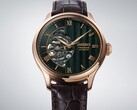 Närbild på den gröna urtavlan på Seiko Presage HCB007, som visar dess strukturerade geometriska mönster, romerska siffror och det synliga mekaniska urverket.