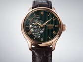 Närbild på den gröna urtavlan på Seiko Presage HCB007, som visar dess strukturerade geometriska mönster, romerska siffror och det synliga mekaniska urverket.