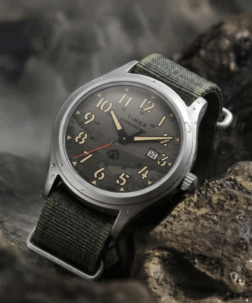 Timex TW2Y89500 har en grön urtavla i kamouflage 