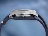 Sidoprofil av Peanuts x Timex Marlin Jet Automatic som visar boetten i rostfritt stål, det välvda Hesalite-glaset som täcker bezeln och det blå texturerade tygarmbandet.