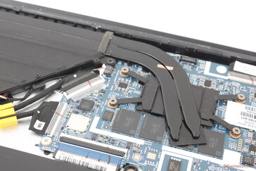 Lödda LPDDR5x RAM-moduler sitter tätt intill processorn