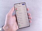 En hand håller en smartphone där en lista med uppdateringar visas på skärmen.