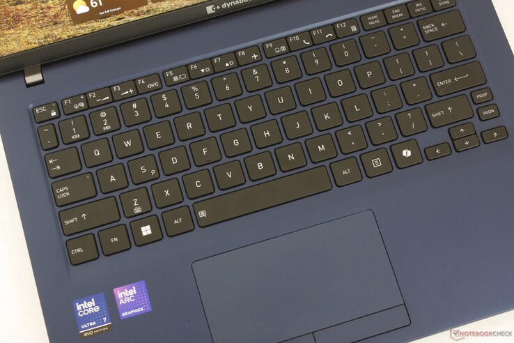 Återkopplingen från tangenterna är nästan lika skarp som på en HP EliteBook, medan klickplattan (~11 x 5,8 cm) har integrerade musknappar