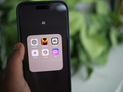 Hand som håller en smartphone med en mapp full av AI-appar på skärmen