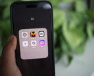 Hand som håller en smartphone med en mapp full av AI-appar på skärmen