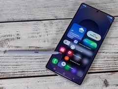 Samsung Galaxy S25 Ultra med S Pen visar Air Command-menyn på skärmen. (Bildkälla: Notebookcheck)