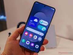 Bilden visar en Galaxy S25 FE som hålls av en recensent 