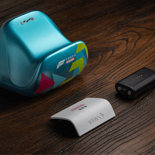 8BitDo Forza Horizon 6 laddningsdocka levereras med ett batteri och en batterilucka för din trådlösa Xbox-handkontroll.