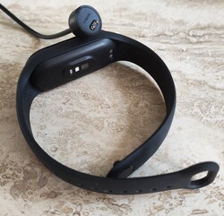 Smart Band 7 med laddningsadapter