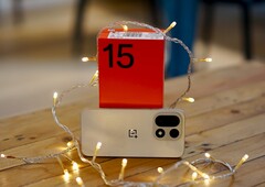 OnePlus 15 levereras med ett stort batteri. Vi testade den för att se hur lång batteritiden verkligen är. (Bildkälla: Notebookcheck)