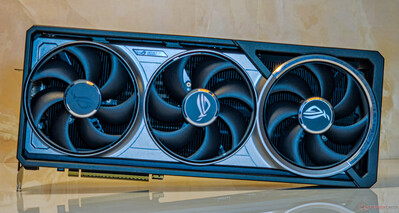 Asus ROG Astral GeForce RTX 5080 OC: Frontkåpa i metall med tre axiala tech-fläktar