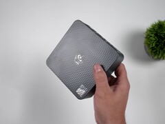 Beelink EQi 304 Intel Wildcat Lake mini-PC visas i handen, vilket framhäver dess kompakta design och den strukturerade ovansidan.