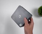 Beelink EQi 304 Intel Wildcat Lake mini-PC visas i handen, vilket framhäver dess kompakta design och den strukturerade ovansidan.