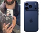 Sida vid sida-jämförelse som visar en påstådd iPhone 17 Pro-testenhet som fotograferas offentligt (vänster) och en närbild av samma prototyp i ett blått utvecklingsfodral (höger), med en ny layout för den bakre kameran. (@Skyfops på X , tidigare Twitter)