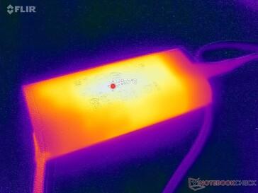 AC-adaptern når över 48 C vid krävande belastningar