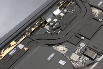 RAM-minnet är fastlött och kan inte uppgraderas av användaren