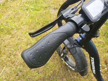 Handtagen på styret ser lite billiga ut och kan glida om man använder för mycket kraft