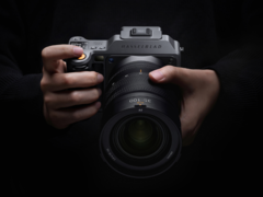 Nya Hasselblad X2D II 100C (bilden) har LiDAR-assisterad fokusering och en ny AF-belysning som också fungerar som självutlösarindikator. (Bildkälla: Hasselblad)