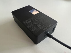 nätaggregat på 127 watt med extra USB-A-port (upp till 5 watt)