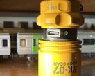 USB-porten på EDC-ficklampan kan täckas över för att skydda den
