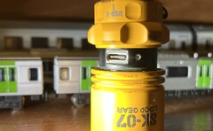 USB-porten på EDC-ficklampan kan täckas över för att skydda den