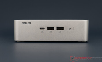 Asus NUC 15 Pro+ - Anslutningar på framsidan