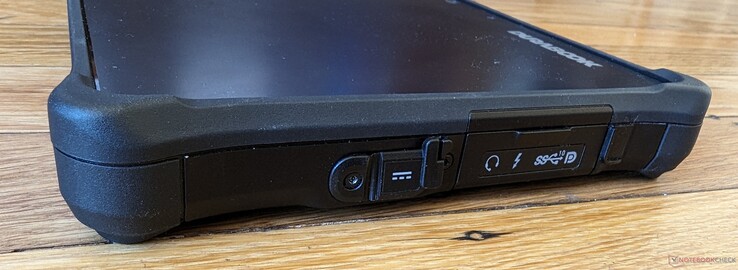 Höger: Nätadapter, 3,5 mm headset, USB-C med Thunderbolt 4 + Power Delivery, USB-C med DisplayPort (10 Gbps)