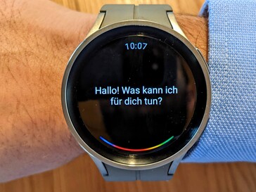 Klockan låter dig välja mellan Samsung Bixby och Google Assistant