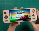 Russ från Retro Game Corps håller i Ayaneo Pocket S2, som visar titelskärmen för Horizon Chase och visar enhetens display och ergonomiska design. (Bildkälla: Retro Game Corps)