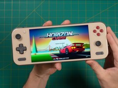 Russ från Retro Game Corps håller i Ayaneo Pocket S2, som visar titelskärmen för Horizon Chase och visar enhetens display och ergonomiska design. (Bildkälla: Retro Game Corps)