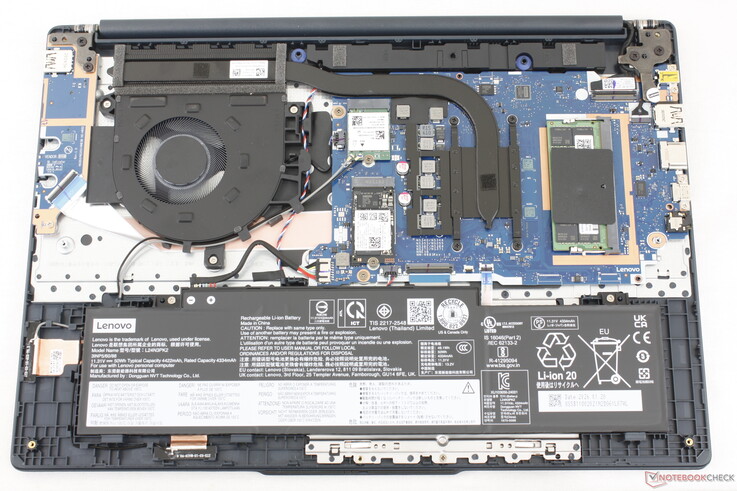 Moderkortet i IdeaPad Slim 3 15IWC11 visar en uppgraderbar M.2 2280 SSD, en M.2 WLAN-modul och endast en DDR5 SODIMM-plats